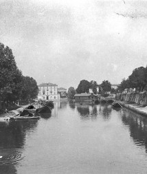 "Navigli di Milano Darsena 1900002" di Sconosciuto - Civico archivio fotografico Milano. Con licenza Pubblico dominio tramite Wikipedia