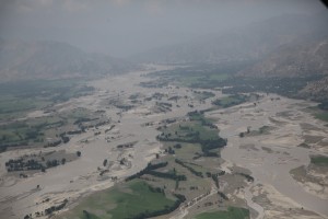 "2010 Pakistan floods - aerial view near Ghazi" di Horace Murray, U.S. Army - http://www.defenseimagery.mil; VIRIN: 100805-A-3996M-044. Con licenza Pubblico dominio tramite Wikimedia Commons